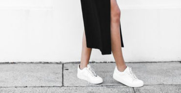 φόρεμα και sneakers