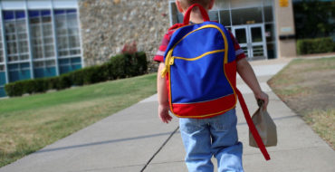 παιδί με τσάντα